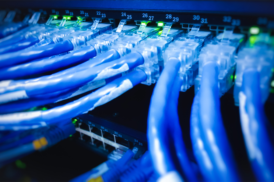 Cables Ethernet conectados al conmutador de Internet