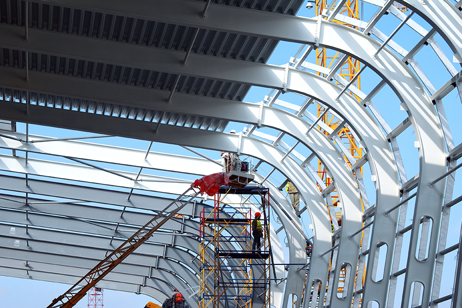 Escena de construcción de puentes al amanecer