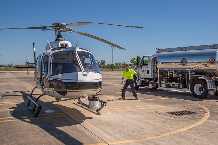 Reabastecimiento de combustible en helicóptero