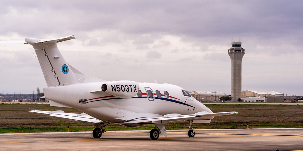 Avión de servicios de vuelo de TxDOT en pista