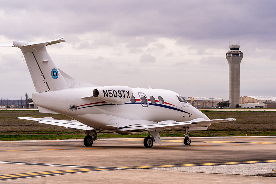 Avión de servicios de vuelo de TxDOT en pista