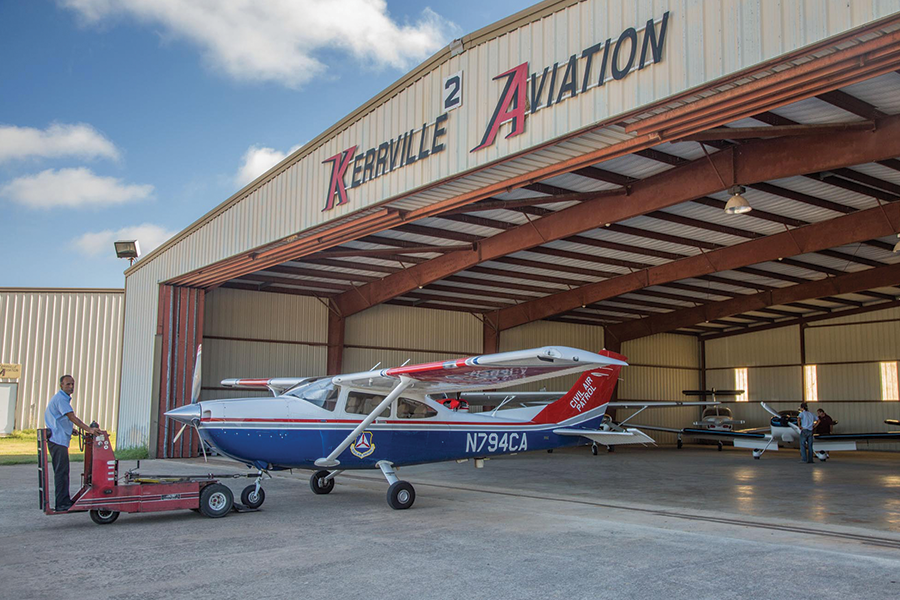 Un trabajador remolca un avión a un hangar