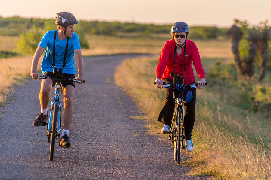 Dos ciclistas recorren carretera asfaltada