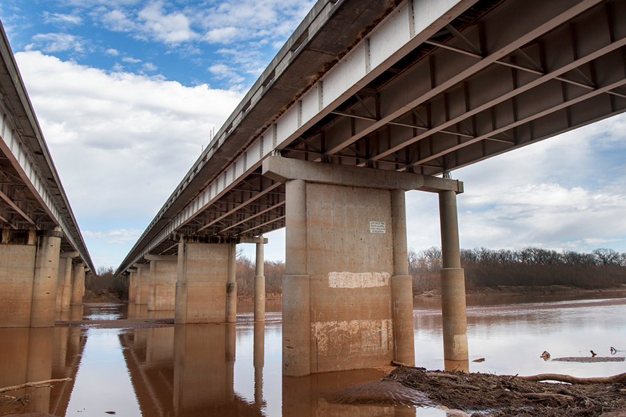 puente de carretera sobre el río Rojo