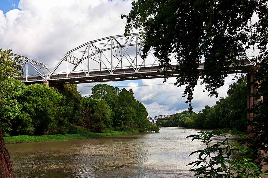 Histórico puente de celosía sobre el río Colorado en La Grange