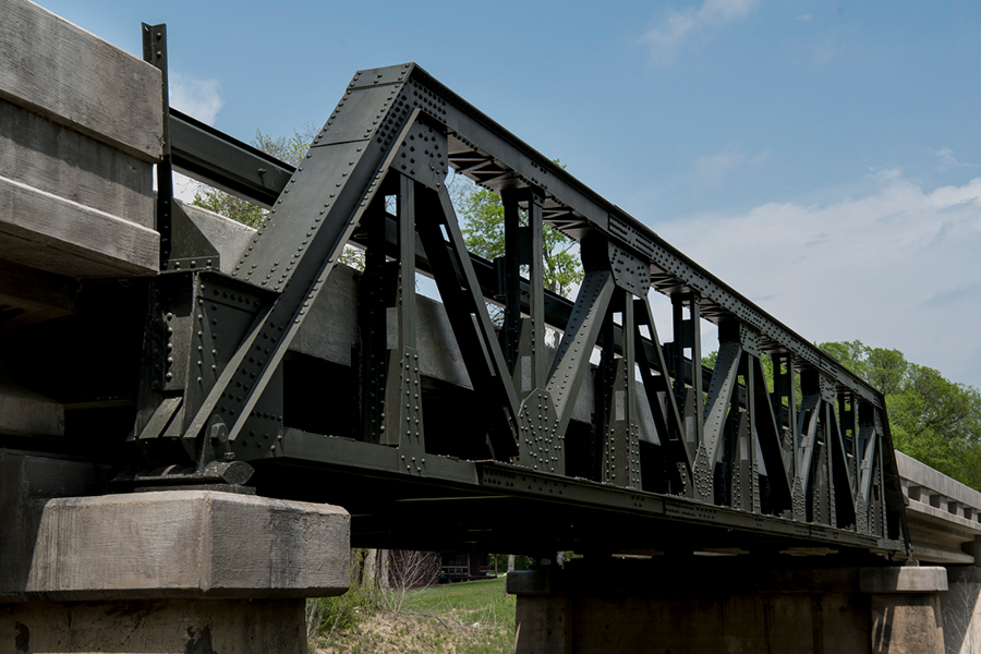 Puente de conducción de armadura sobre el pintoresco arroyo de diez millas