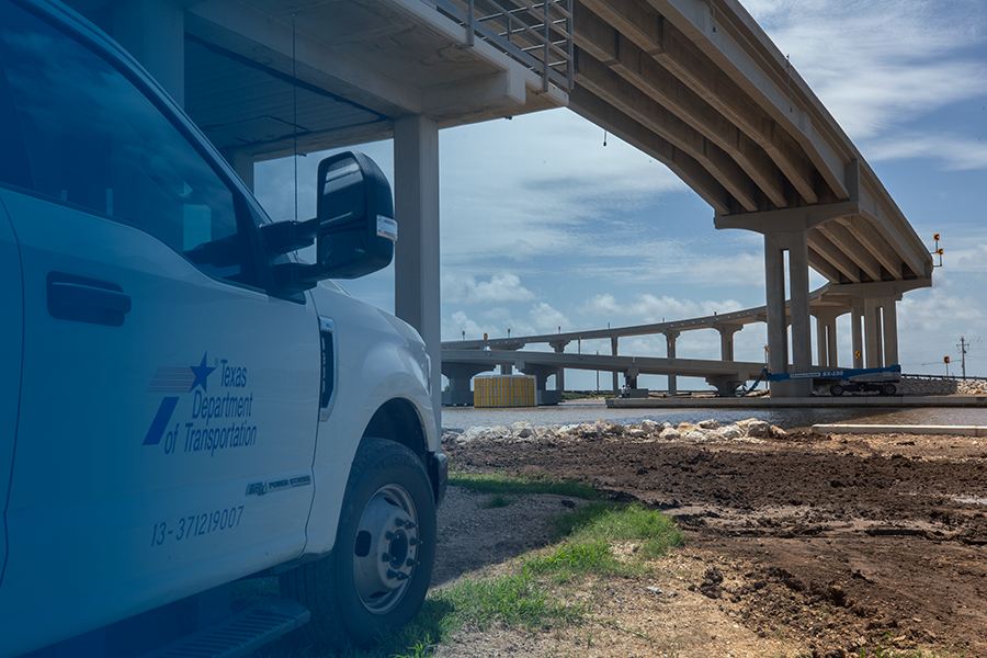 Camión TXDOT con autopista de fondo