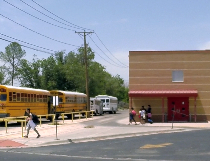 Autobuses escolares en la escuela