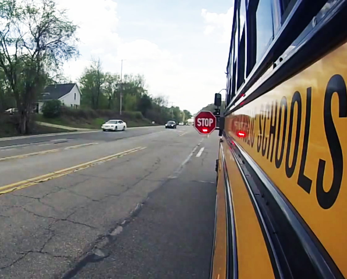 Autobús escolar con señal de parada