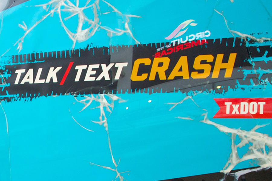 "Habla. Mensaje de texto. Crash" banner de concientización sobre la conducción distraída