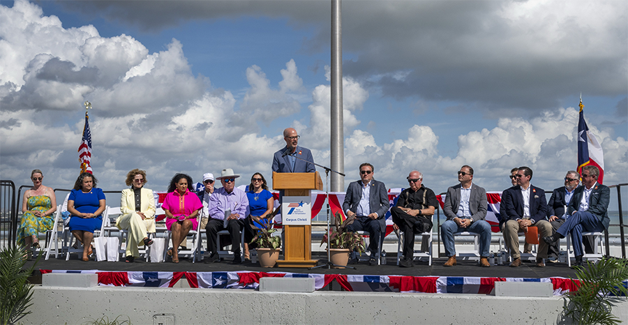 Ceremonia de corte de cinta del Puente del Puerto con altavoces en un estrado.
