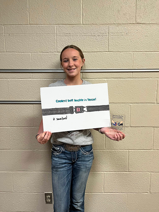 Olivia Harames con su premio y la propuesta ganadora