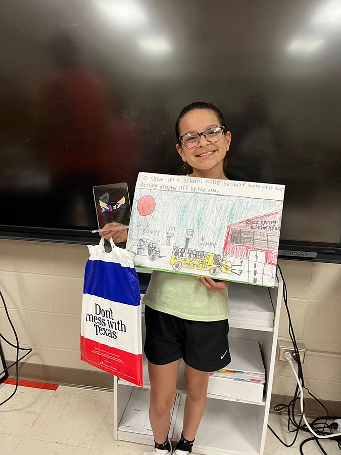 Kimbery Maria Reyes con su premio y una propuesta ganadora