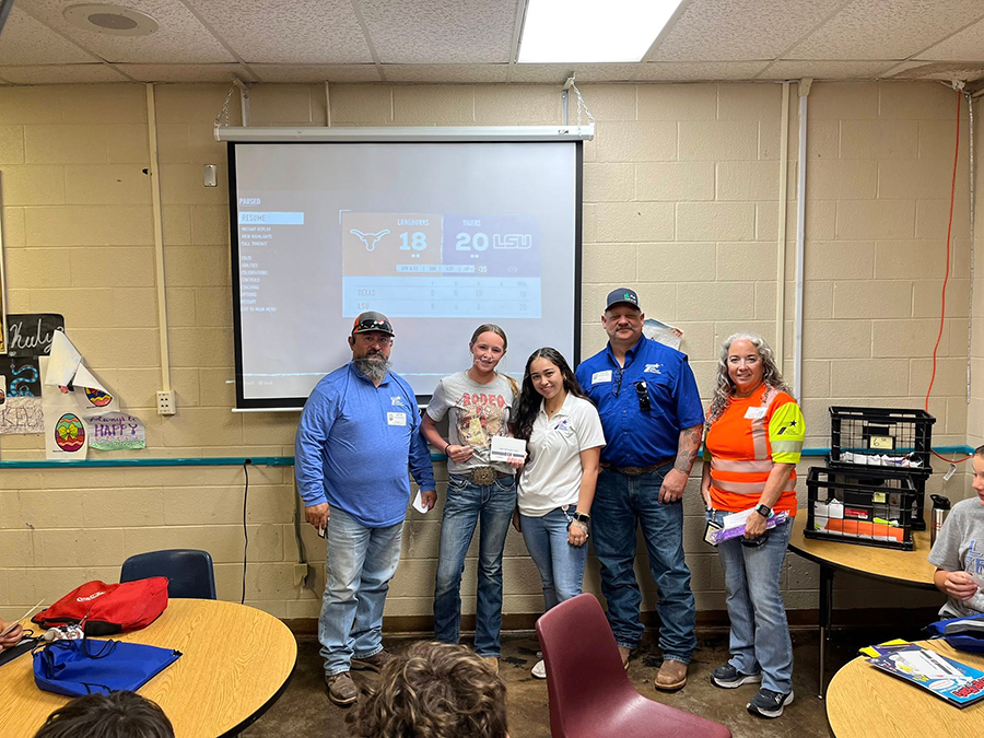 Estudiante local recibiendo premio por ganar un concurso de arte