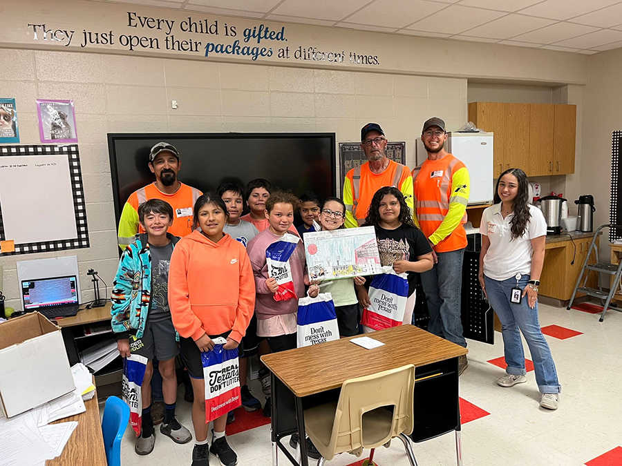 Estudiante local recibiendo premio por ganar un concurso de arte