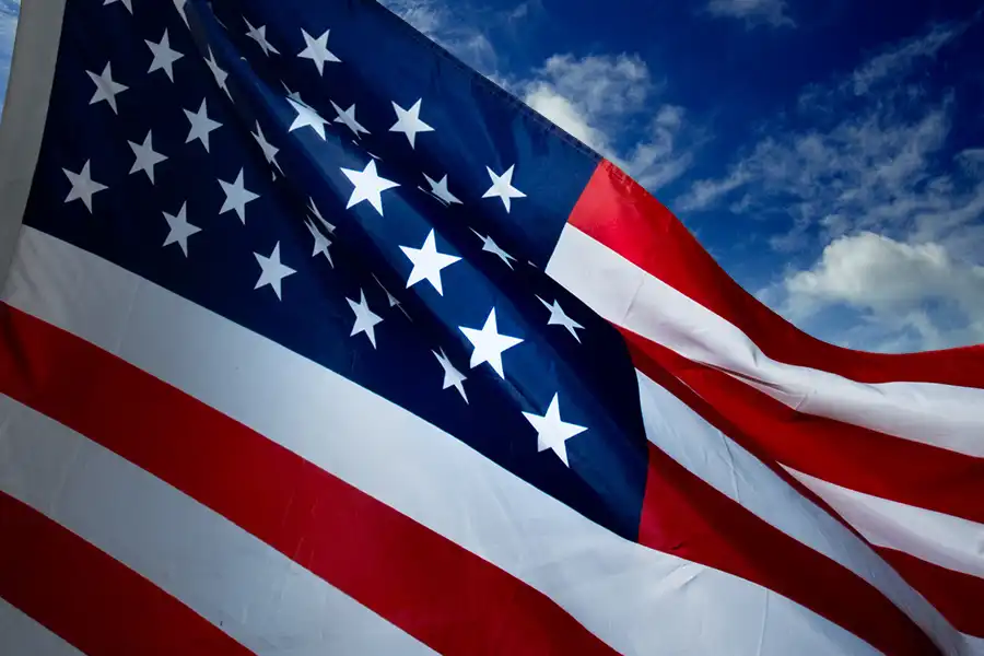 Bandera de Estados Unidos sobre el fondo del cielo
