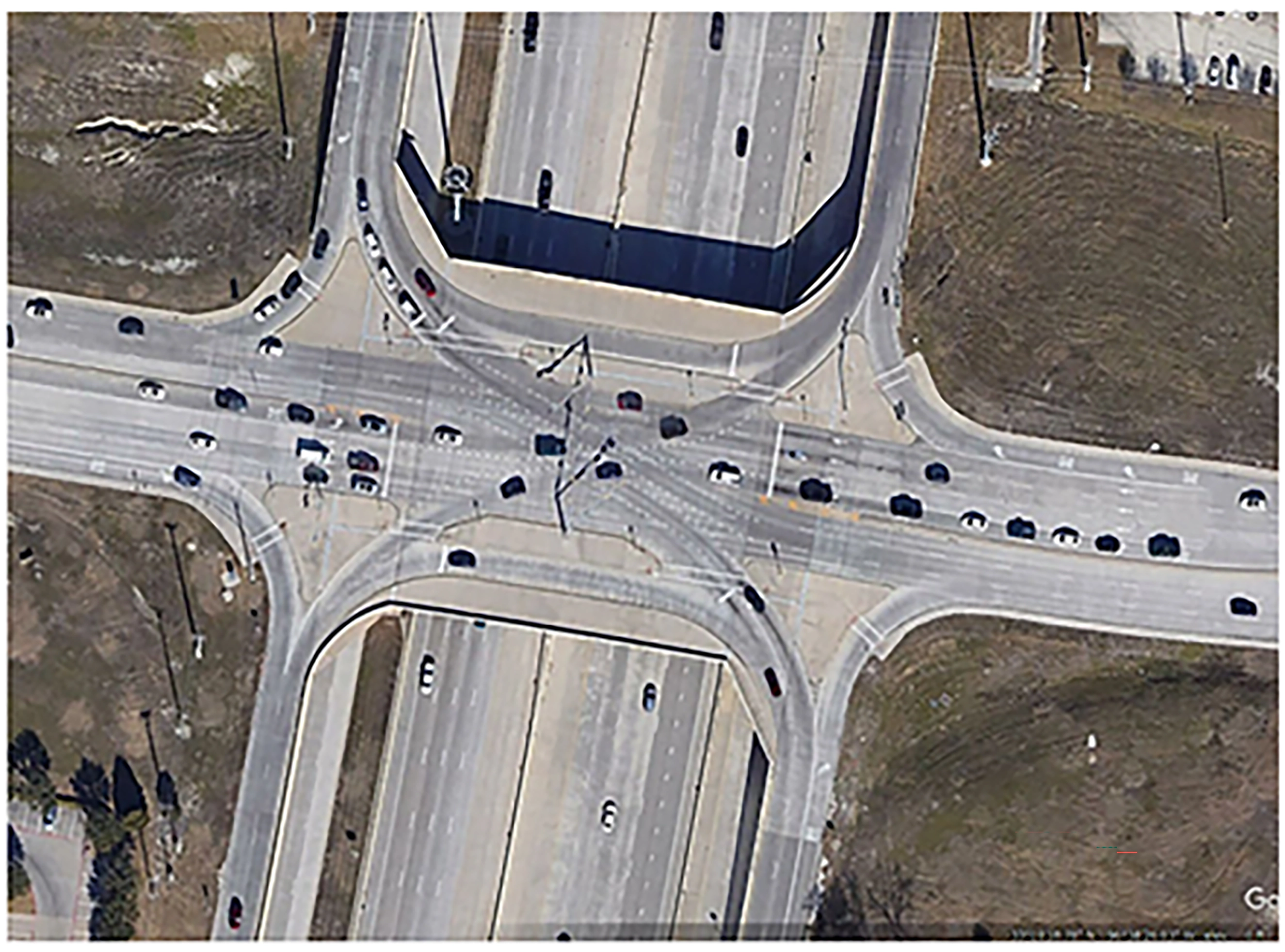 Fotografía aérea de un SPUI. La fotografía muestra el tráfico transversal que gira a la izquierda y atraviesa la intersección simultáneamente en ambas direcciones, y el tráfico de paso se detiene en el semáforo.