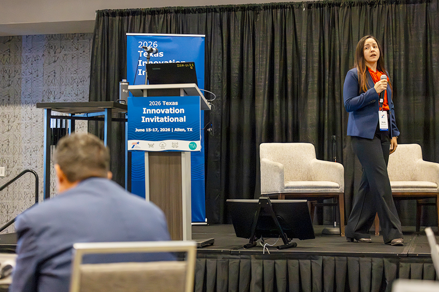 Brendy Rincon Troconis, profesora asociada en la Universidad de Texas en San Antonio, presentando para el Team San Antonio en el Team Showcase durante el Texas Innovation Invitational 2026 en Allen, Texas, del 15 al 17 de junio de 2026.