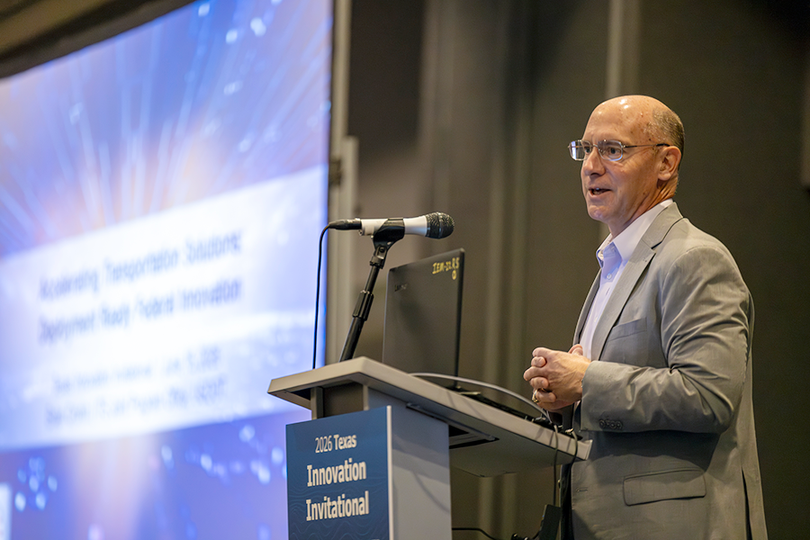 Brian Cronin, director de la Oficina Conjunta de Sistemas de Transporte Inteligente de la FHWA, ofreciendo un discurso durante el Texas Innovation Invitational 2026 en Allen, Texas, del 15 al 17 de junio de 2026.