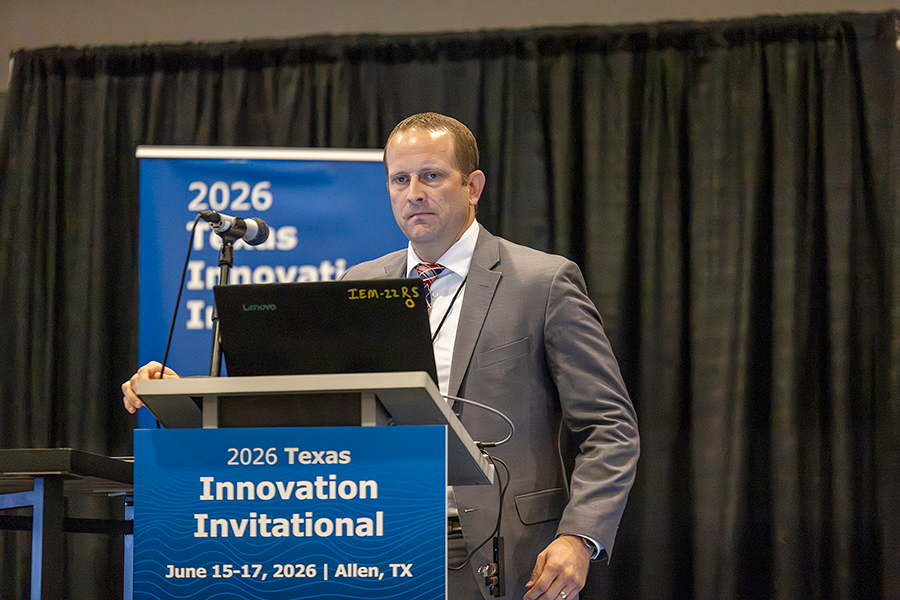 Cameron Williams, Director de Servicios de Ingeniería de la ciudad de Tyler, presentando para el Team East Texas en el Team Showcase durante el Texas Innovation Invitational 2026 en Allen, Texas, del 15 al 17 de junio de 2026.