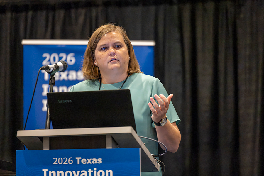 Ceason Clemens, ingeniero de distrito de TxDOT en Dallas, ofreciendo un discurso abierto en el Día 3 del Texas Innovation Invitational 2026 en Allen, Texas, del 15 al 17 de junio de 2026.