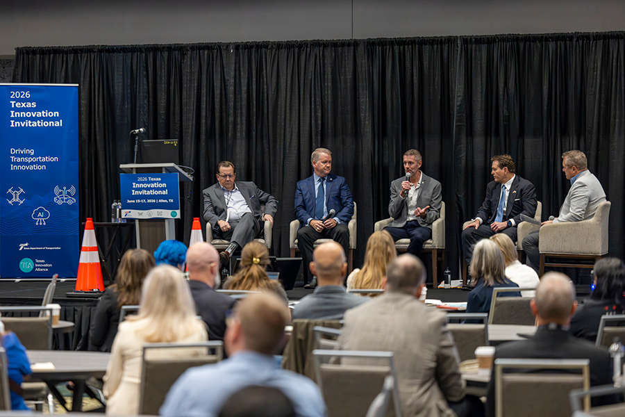 Darran Anderson, Director Senior de Estrategia e Innovación, liderando un panel con representantes electos sobre Liderazgo en el Transporte y el Futuro del Norte de Texas en el Texas Innovation Invitational 2026 en Allen, Texas, del 15 al 17 de junio de 2026. De izquierda a derecha: Senador Brent Hagenbuch, Representante David Cook, concejal de Dallas Chad West, Alcalde TJ Gilmore, Ciudad de Lewisville.