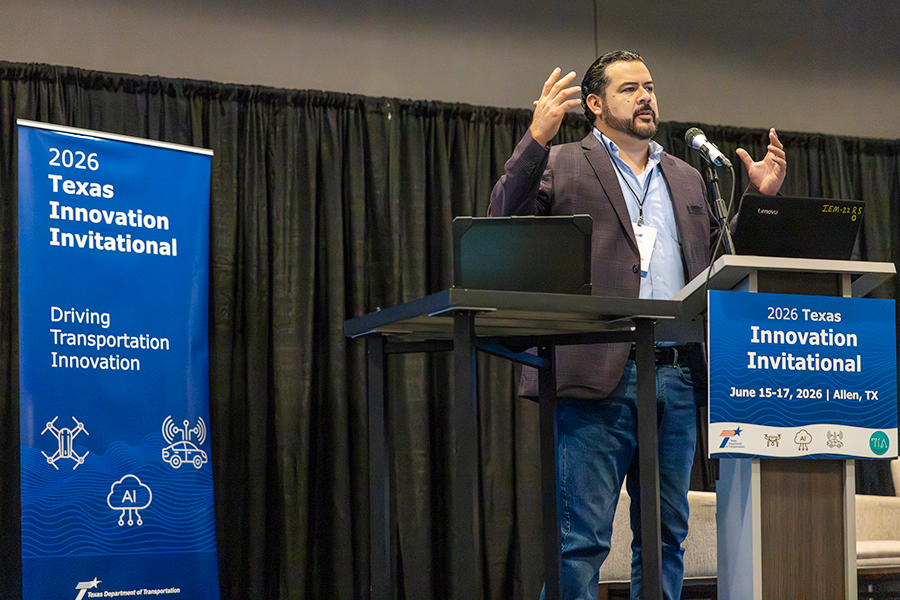 Lucio Gutiérrez, Responsable de Tráfico de la ciudad de Brownsville, presentando para el equipo de Brownsville en el Team Showcase durante el Texas Innovation Invitational 2026 en Allen, Texas, del 15 al 17 de junio de 2026.