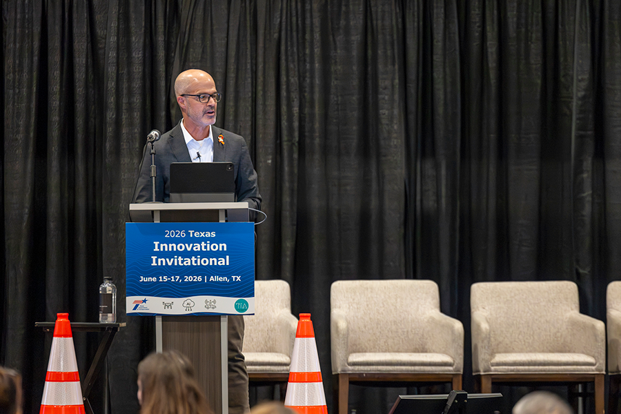 El director ejecutivo de TxDOT, Marc Williams, pronunciando las palabras de apertura durante el Texas Innovation Invitational 2026 en Allen, Texas, del 15 al 17 de junio de 2026.