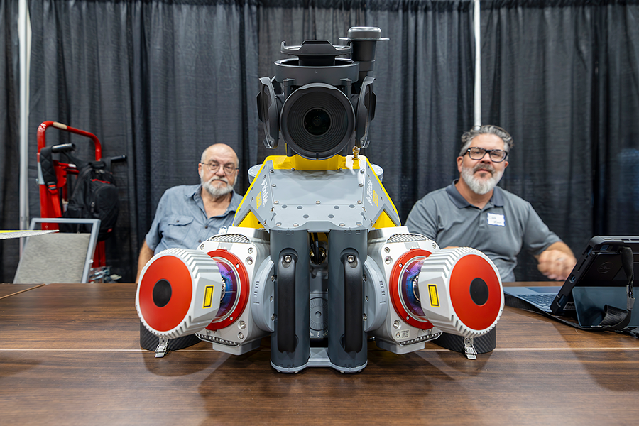 Caleb Nieri y David Orloff de la División de Diseño de TxDOT exponiendo una unidad móvil de mapeo durante la Tech Showcase del Texas Innovation Invitational 2026 en Allen, Texas, del 15 al 17 de junio de 2026.