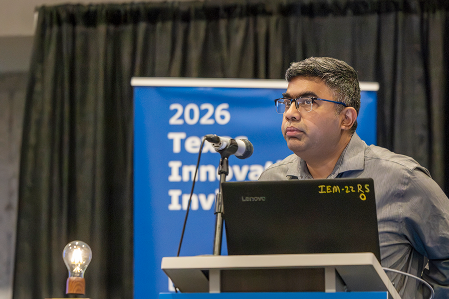 Subasish Das, profesora asociada en la Universidad Estatal de Texas, presentando para el equipo San Marcos en el Team Showcase durante el Texas Innovation Invitational 2026 en Allen, Texas, del 15 al 17 de junio de 2026.