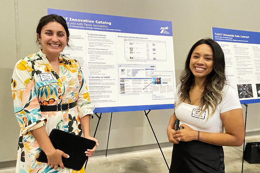 Kelly Kindler y Allyanna Pascone presentan el Catálogo de Innovación TxDOT en una sesión de pósteres en el Texas Innovation Invitational 2026, celebrado el 15II150 de junio; 17 en Allen, Texas.