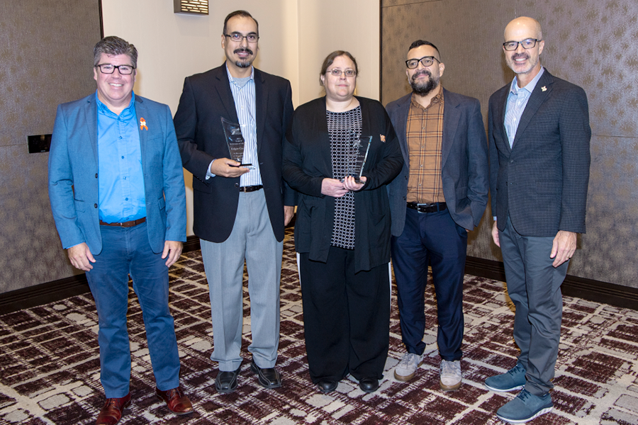 Innovadores del año de TxDOT en el curso corto 2023 en College Station (de izquierda a derecha): Graham Bettis; Edgar Cuéllar; Taya Retterer; Robert Owens; Marc Williams, Director Ejecutivo de TxDOT. Edgar Cuellar y Taya Retterer, de la División de Puentes, ganaron el premio al Innovador del Año 2023 por su destacada iniciativa e implementación creativa de modelos de puentes en 3D. Su innovación ayuda a acelerar la entrega del proyecto y mejora en gran medida el proceso de diseño de puentes en TxDOT.