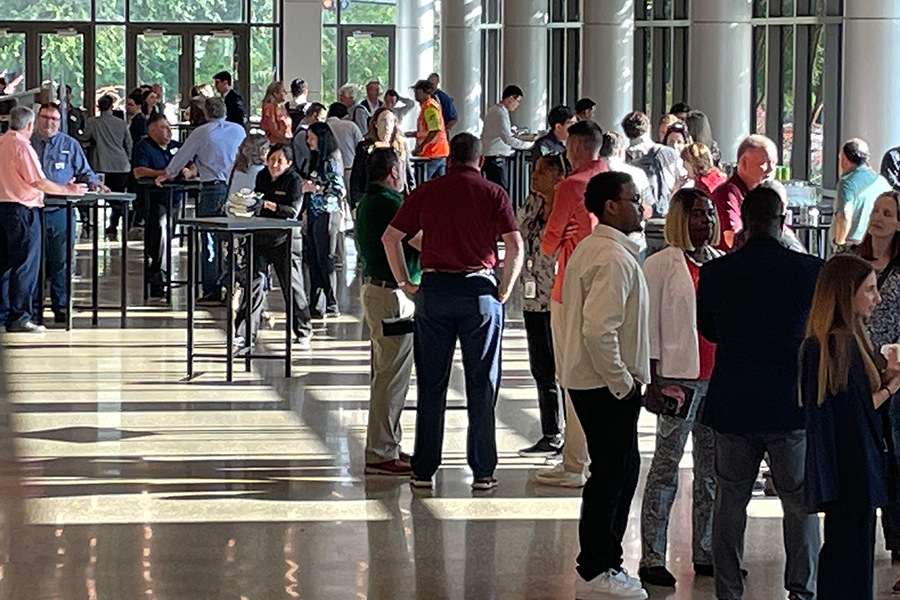 Una multitud de visitantes en el Texas Innovation Invitational los días 15 y 17 de junio de 2026, en Allen, Texas. 