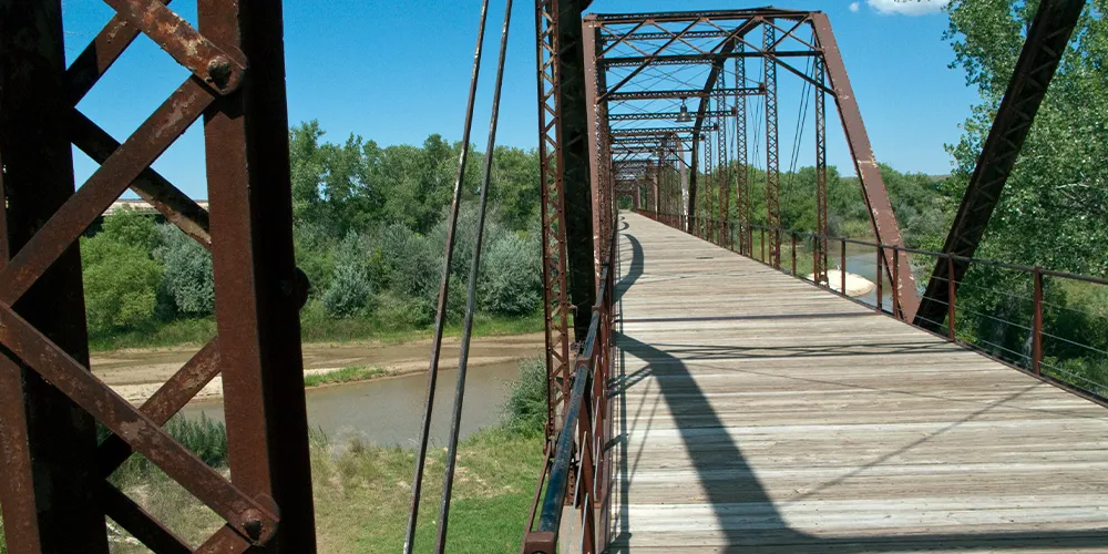 Truss walking bridge over scenic quicksand