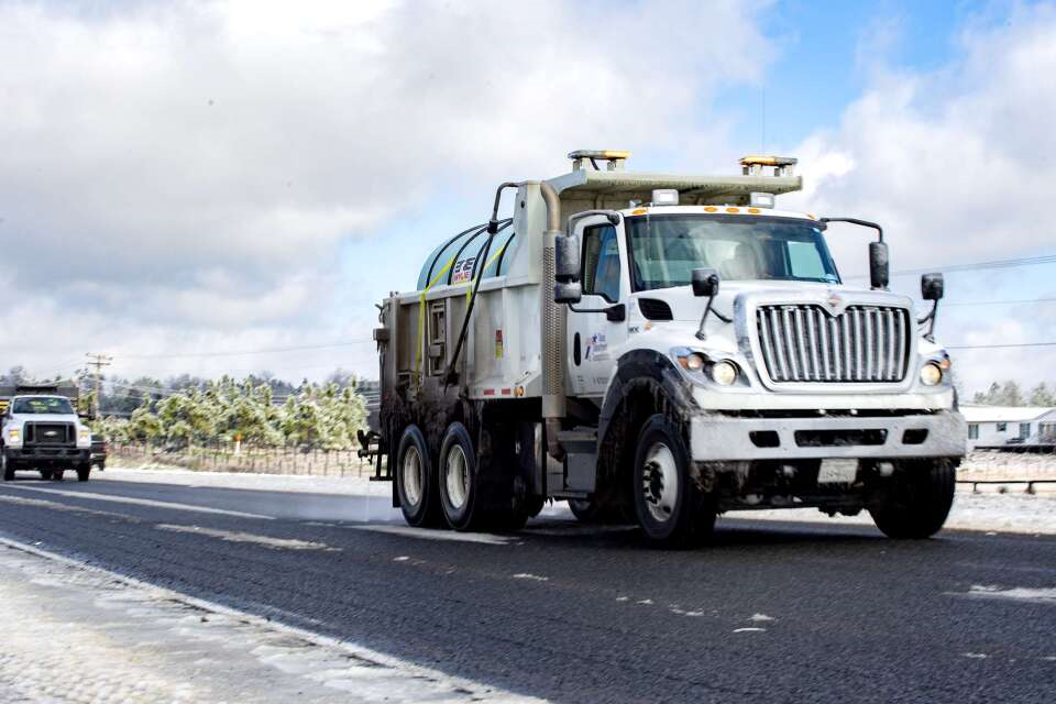 El camión de salmuera se prepara para la tormenta invernal en enero de 2026. 