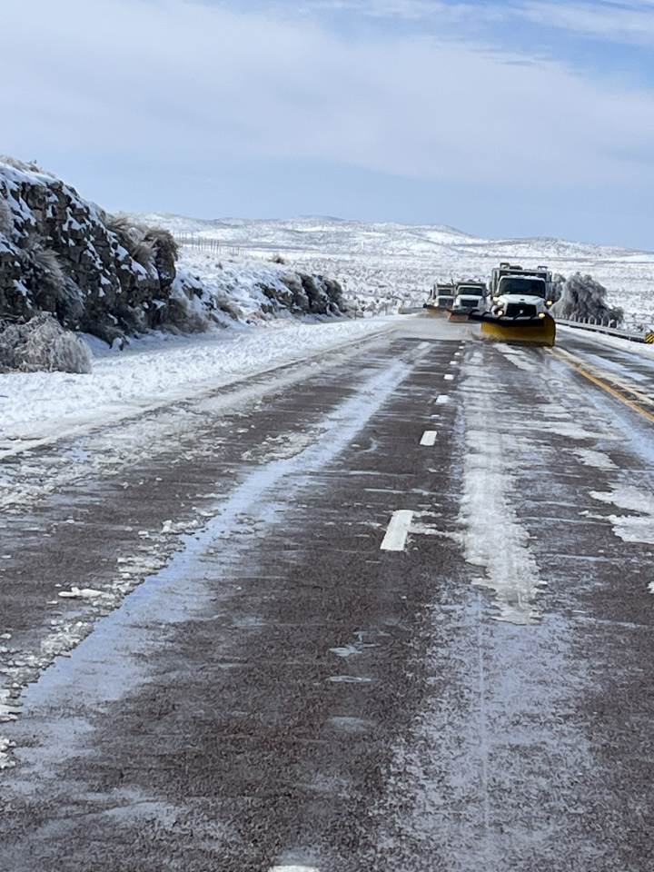 Las quitanieves despejan las carreteras en el oeste de Texas en enero de 2026. 