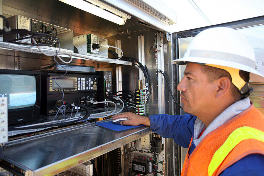 Trabajador eléctrico ajustando el equipo de señal