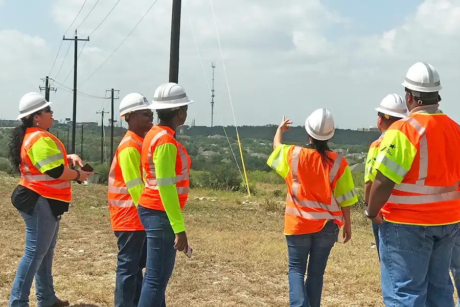 El equipo de TxDOT examina postes