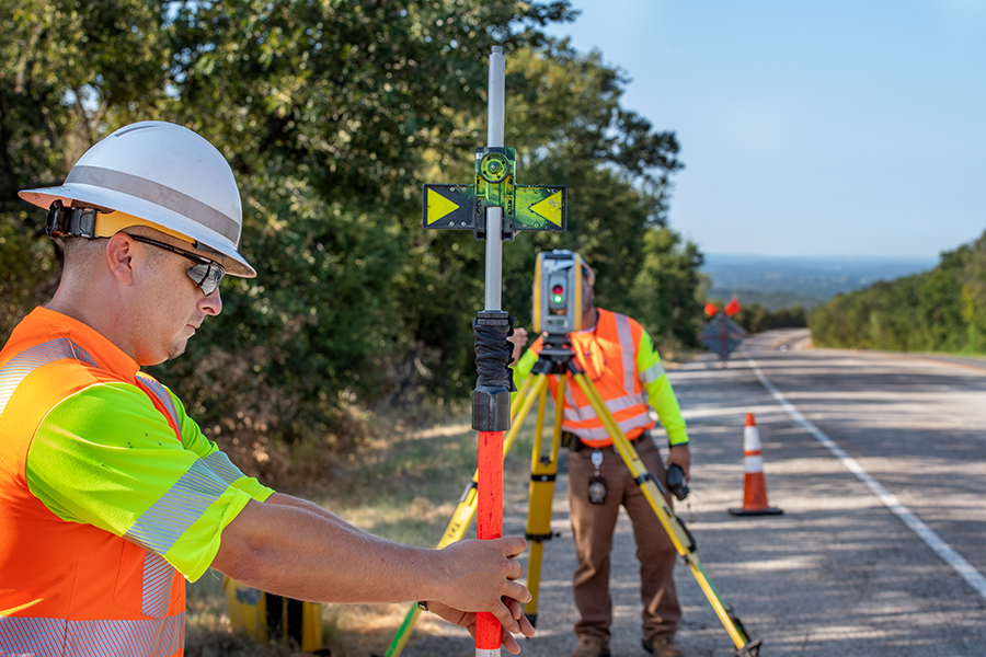 Topógrafos de TxDOT al borde de la carretera