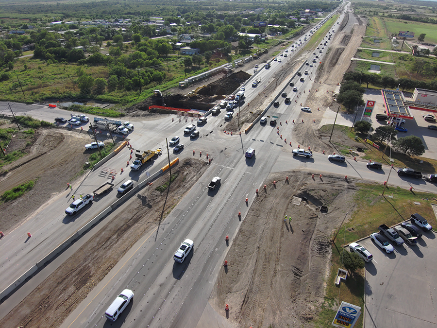Vista aérea de los trabajos de alcantarillado en la intersección de la SH 71 y Tucker Hill Lane