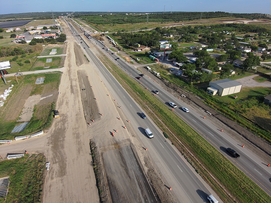 Vista aérea de trabajos en la carretera de servicio en dirección oeste de la SH 71