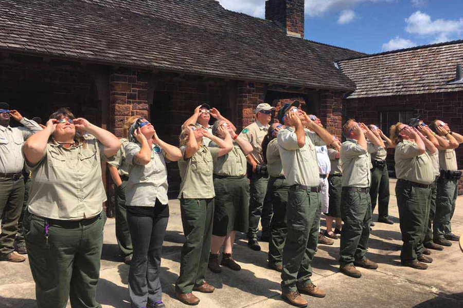 Guardaparques viendo el eclipse con gafas de visualización