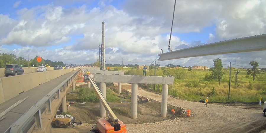 Las cuadrillas instalan vigas de puente en la SH 71 en dirección oeste en Dry Creek