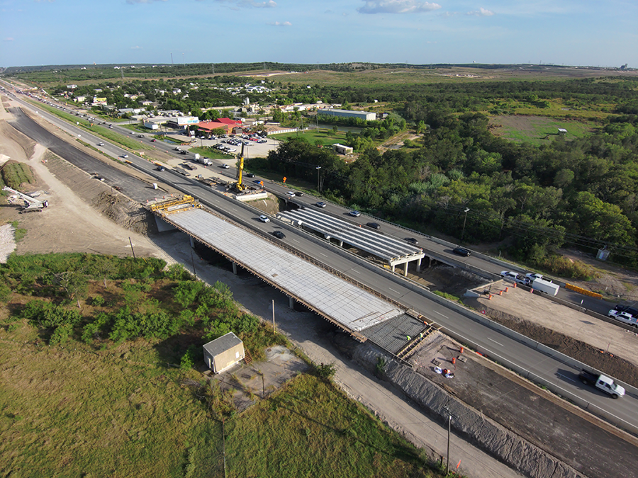 Vista aérea de la SH 71 en dirección este en el puente Dry Creek
