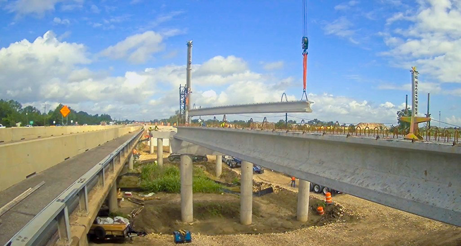 Las tripulaciones avanzan en la instalación de vigas del puente en la SH 71 en dirección oeste en Dry Creek