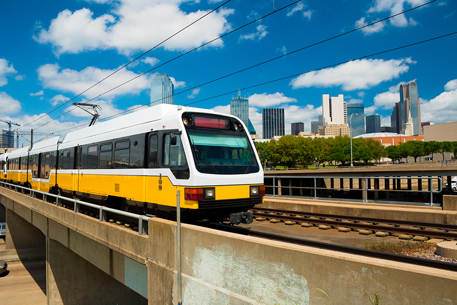 Tren ligero y horizonte de Dallas