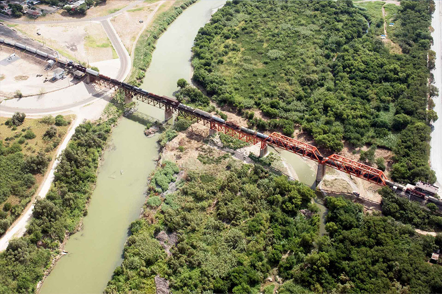 Texas and Mexico international rail bridge