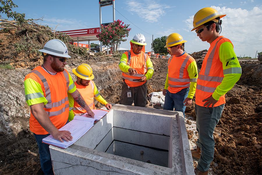 Cuadrilla de TxDOT inspeccionando planos