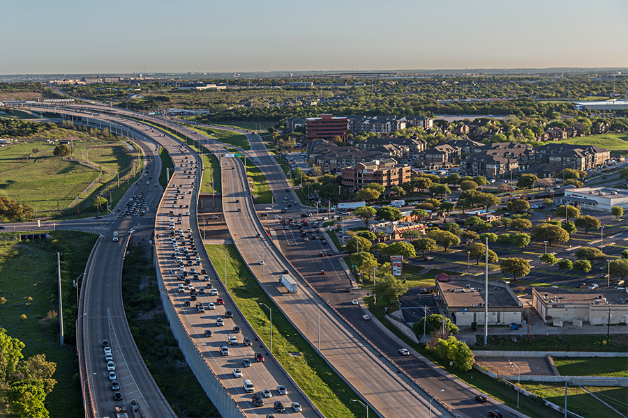 Antena de la autopista mopac con vehículos