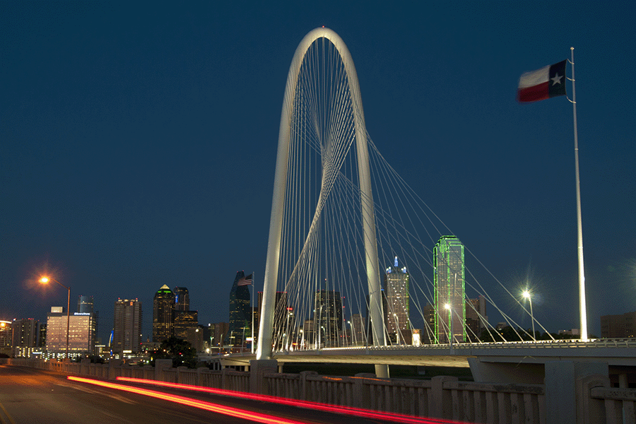 Margaret Hunt Hill Bridge por la noche en Dallas